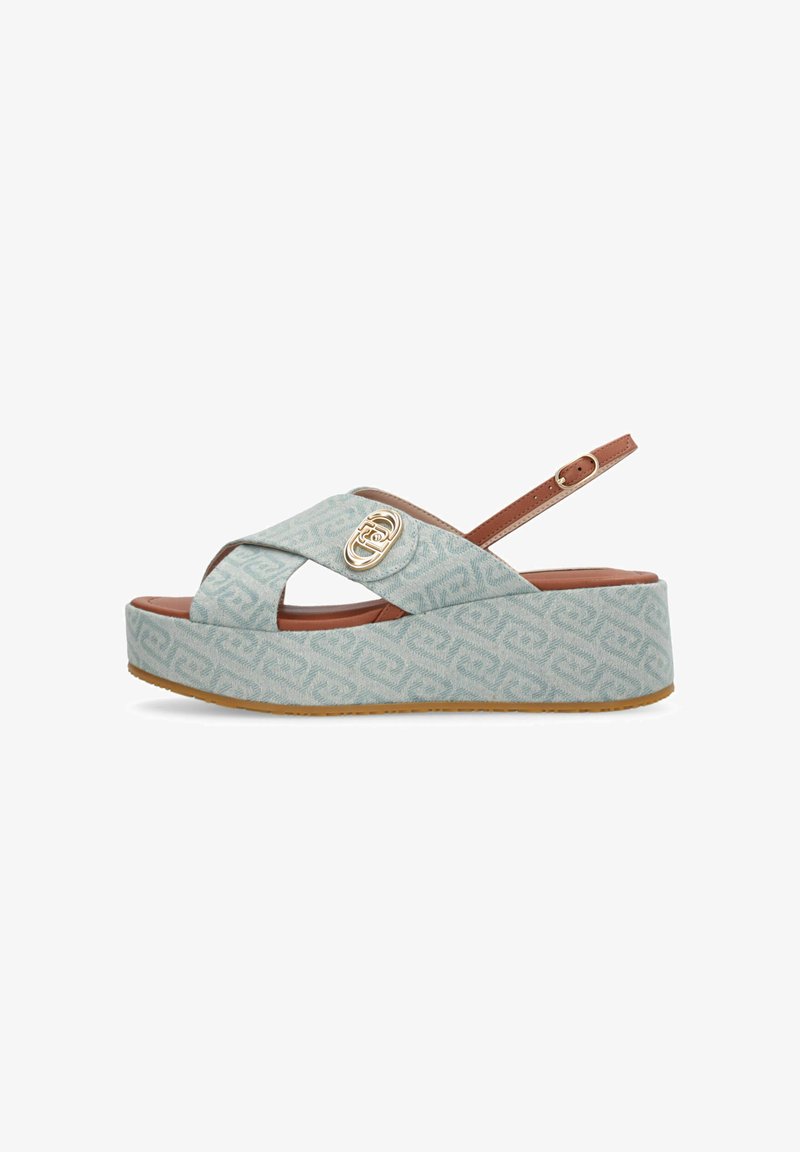 Sandales à plateforme avec une tige en tissu à motifs bleu clair, une bride en cuir marron, un logo embossé et une semelle extérieure en gomme texturée.