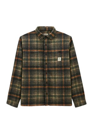 Chemise à carreaux en tissu doux avec des motifs à carreaux verts foncés, noirs et orange. Comprend un collier et deux poches poitrine à boutons.