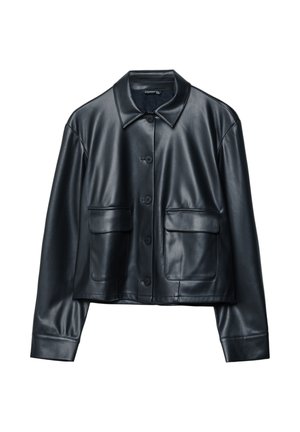 Giacca in pelle nera con colletto, chiusura a bottoni e due tasche frontali. Presenta una texture liscia e un design accorciato.