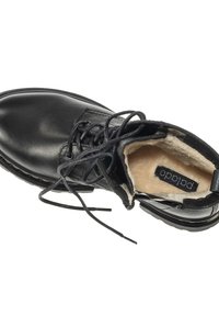 Stivali alla caviglia in pelle nera con una finitura texturizzata, design con lacci e morbida fodera in pelliccia. Presentano un collare imbottito e un'etichetta con logo all'interno.
