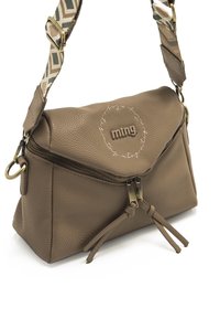 Braune, strukturierte Ledertasche mit einem Reißverschluss, dekorativem Bindeband und einem gemusterten, verstellbaren Tragegurt mit Zickzackdesign.
