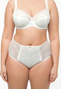 Witte lingerie set met zachte kant op zowel de bralette als de hooggeposities broekjes, met decoratieve details en doorschijnende panelen.