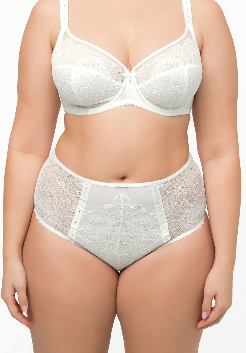 Witte lingerie set met zachte kant op zowel de bralette als de hooggeposities broekjes, met decoratieve details en doorschijnende panelen.