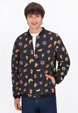 Zwarte bomberjack met kleurrijke voedselthema prints, ritsclosure, ribgebreide manchetten en taille, en zijzakken voor functionaliteit.