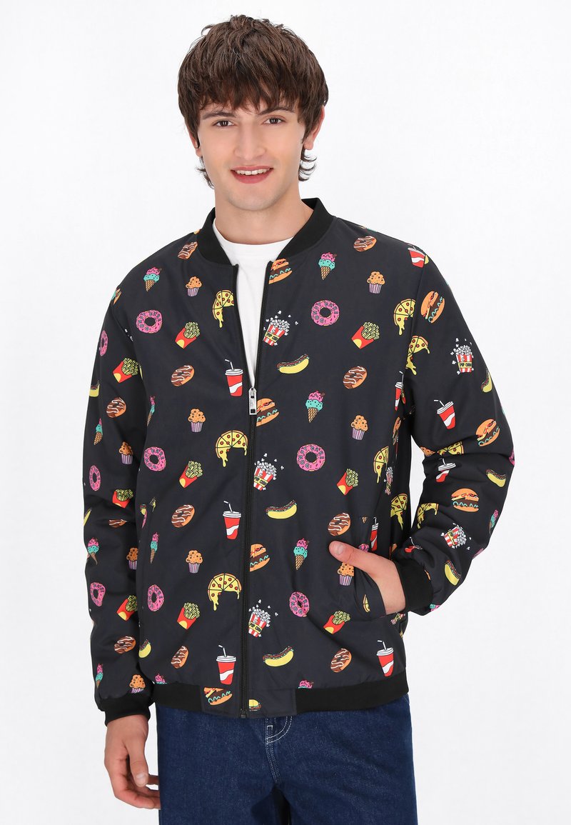 Giacca bomber nera con stampe a tema cibo colorate, chiusura con zip, polsini e vita a coste, con tasche laterali per funzionalità.