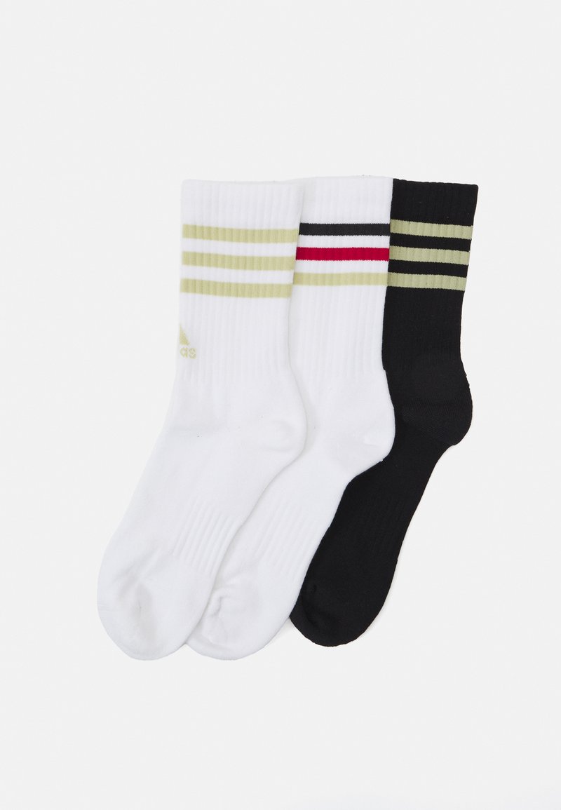 Tres pares de calcetines acanalados: uno blanco con rayas verdes, uno blanco con rayas rojas y negras, y un calcetín negro sólido.