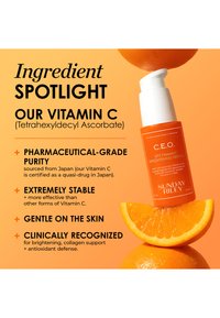 Flacon de sérum éclaircissant étiqueté Vitamine C équilibré sur une tranche d’orange, avec un texte mettant en avant la pureté, la stabilité, la douceur pour la peau et la reconnaissance clinique.