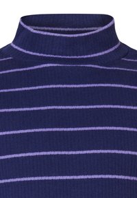 Stickad polotröja i marinblått med horisontella lavendelfärgade ränder; har en ribbstruktur och en åtsittande passform runt halsen.