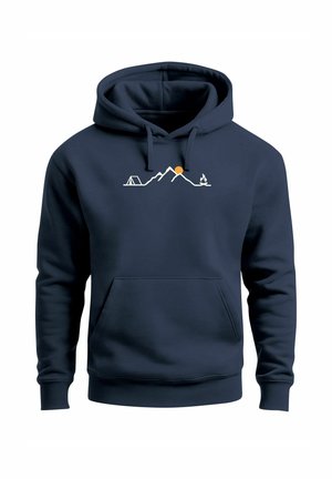 Marineblauer Hoodie mit einer weißen Linienzeichnung eines Zeltes, Berggipfeln, einer orangefarbenen Sonne und einem Lagerfeuer auf der Brust.