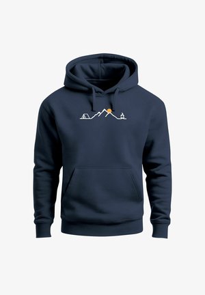 Marineblauer Hoodie mit einer weißen Linienzeichnung eines Zeltes, Berggipfeln, einer orangefarbenen Sonne und einem Lagerfeuer auf der Brust.
