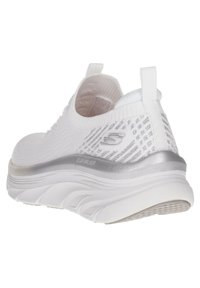 Sneaker bianco slip-on con tomaia testurizzata, una fascia argentata e una suola spessa e imbottita per il comfort.