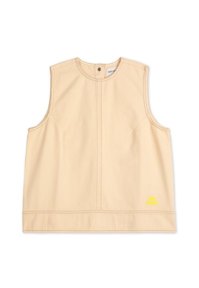 Top beige senza maniche in cotone con scollatura rotonda, caratterizzato da dettagli di cucitura frontali e un piccolo grafico giallo sull'orlo.