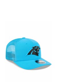 Casquette bleu en maille avec un design structuré. Elle présente un logo de panthère brodé en noir à l'avant et une visière plate.