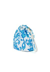 Borsa a sacco con motivo floreale blu e bianco, realizzata in tessuto lucido, dotata di una cinghia bianca e con dettagli in metallo dorato.