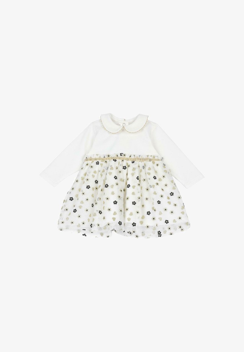 Robe blanche pour bébé à manches longues avec col claudine, bordure dorée, superposition de jupe florale translucide et petit nœud à la taille.