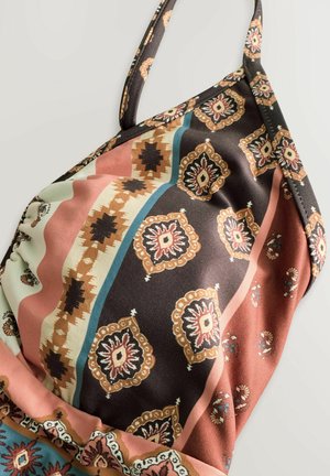 Mehrfarbiges gemustertes Stoff mit komplexen Designs in Braun, Pink und Türkis, ausgestattet mit verstellbaren Trägern und einer glatten Textur.