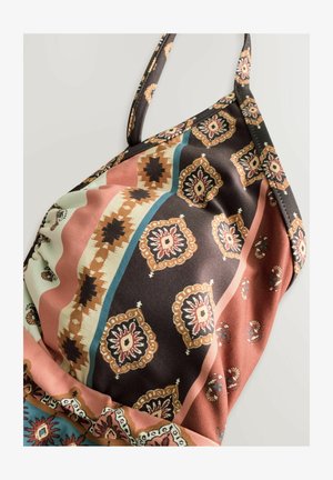 Tela de múltiples colores con patrones que presentan diseños intrincados en marrón, rosa y verde azulado, con correas ajustables y una textura suave.