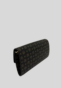 Portafoglio in pelle nera con un motivo a logo ripetuto in oro, forma rettangolare strutturata, con dettagli in oro sul bordo.