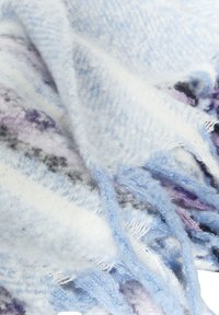 Sciarpa blu e bianca con motivo, realizzata in un tessuto morbido e texturizzato con bordi frangiati; presenta sfumature sottili di viola e nero in un design sfumato.
