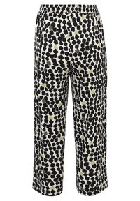 Zwart-wit gestreepte broek met groene accenten, voorzien van een elastische tailleband en rechte pijpen. Zachte stoftextuur.