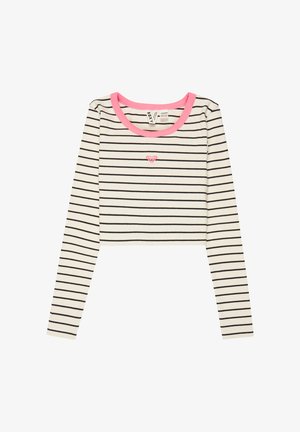 Chemise blanche courte à manches longues avec fines rayures horizontales noires, encolure ronde rose et petit logo cœur rose au centre de la poitrine.