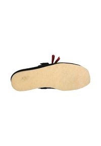 Zwarte suède schoen met een crèmekleurige zool, voorzien van rode veters en een klittenband voor sluiting. De onderzijde vertoont lichte slijtage.