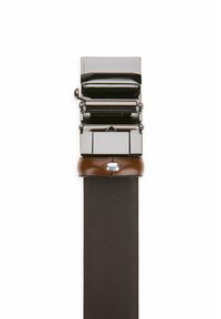 Brązowy skórzany pasek z polerowanym srebrnym metalowym zapięciem. Zapięcie ma charakterystyczny, warstwowy design z mechanizmem hakowo-rolkowym.