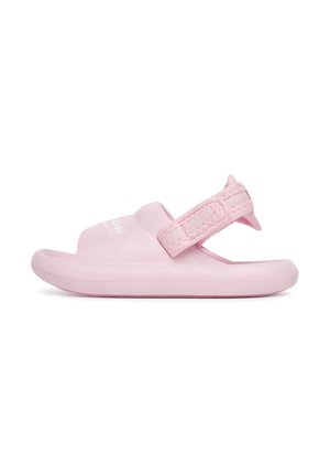 Jasnoróżowe sandały wykonane z miękkiego, elastycznego materiału. Posiadają zaokrąglony nosek, regulowany pasek oraz subtelne logo po boku.