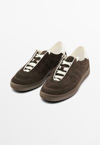 Sneaker basse in camoscio marrone con lacci bianchi, suola in gomma liscia e dettagli bianchi a contrasto attorno alla caviglia e all'area dei lacci.