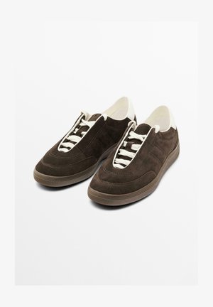 Sneaker basse in camoscio marrone con lacci bianchi, suola in gomma liscia e dettagli bianchi a contrasto attorno alla caviglia e all'area dei lacci.