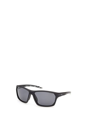 Schwarze rechteckige polarisierte Sonnenbrille mit dicken Fassungen und leicht gebogenen Bügeln auf weißem Hintergrund.