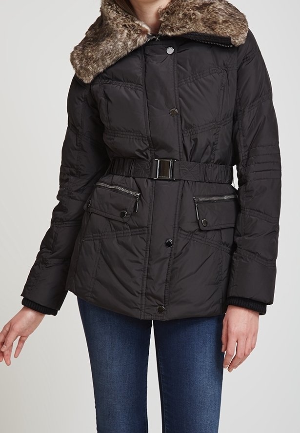 Svart vadderad jacka med krage i faux päls, bälte i midjan, dragkedjefickor och ribbad muddar. Quiltad struktur genom hela jackan.