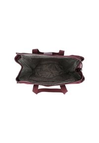Bolso de mano burdeos con cierre de cremallera, que cuenta con un interior de tela estampada y asas dobles resistentes para llevar.