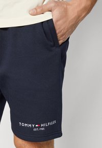 Tommy Hilfiger SMALL LOGO - Pantalones deportivos - desert sky