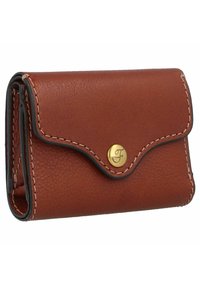 Portefeuille en cuir brun avec une finition texturée, rabat festonné, surpiqûres contrastées et fermeture à bouton pression dorée. Forme rectangulaire compacte.