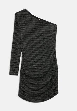 Μαύρο φόρεμα με ασύμμετρη λαιμόκοψη, μακρύ μανίκι στη μία πλευρά, υφασμάτινη υφή και διακριτά μεταλλικά σχέδια σε όλη την επιφάνεια.