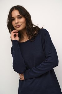 Tengerészkék hosszú ujjú póló puha anyagból, laza szabású, széles nyakkivágással, bordás mandzsettákkal és sima textúrával.