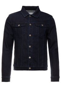 Chaqueta de mezclilla oscura con cuello clásico, cierre frontal de botones, dos bolsillos en el pecho y detalles de costura visibles.