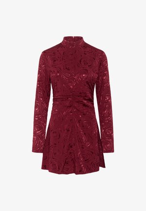 Langärmliges Kleid in Burgunderrot, mit einem strukturierten Rosenmuster, hohem Kragen, tailliertem Bund und ausgestelltigem Rock mit einem Reißverschluss auf der Rückseite.