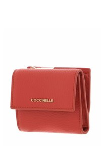 Portefeuille en cuir rouge à surface texturée, avec rabat pliant et garnitures dorées portant le nom de la marque "Coccinelle" embossé à l'avant.