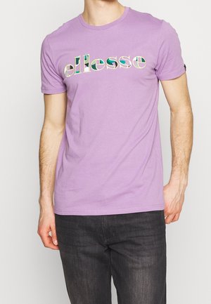 Camiseta de manga corta color lavanda con un logotipo "ellesse" centrado que presenta acentos en verde y crema. Confeccionada en suave algodón y cuello redondo.