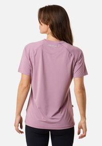 Korte mouwen sportshirt in lichtpaars, gemaakt van ademend materiaal met een textuurafwerking. Heeft een ronde hals en een logo-detail op de achterkant.