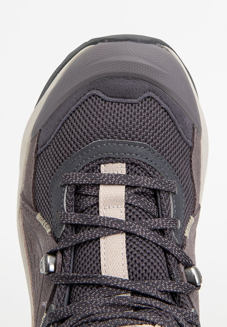 Fioletowe siatkowe sneakersy z zaokrąglonym noskiem, z systemem sznurowania i szarymi akcentami. Posiadają wyściełany kołnierz oraz teksturowaną podeszwę zapewniającą przyczepność.