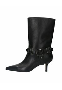 Bottine en cuir noir avec un bout pointu, un talon moyen et un détail de sangle à boucle. Présente une finition texturée et un accent métallique rond.