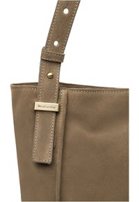 Borsa a tracolla in pelle scamosciata color cuoio con design minimalista, tracolla robusta con fori regolabili e una targhetta con logo in metallo dorato.