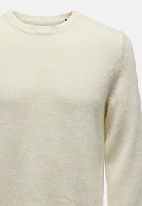 Jasno beżowy sweter z dzianiny o okrągłym dekolcie, z teksturowanym materiałem i długimi rękawami, ukazujący subtelne różnice w kolorze.