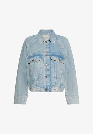 Giacca in denim azzurro chiaro con chiusura a bottoni, due tasche con patta sul petto e colletto, con logo Calvin Klein sulla banda inferiore dell'orlo.