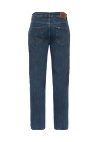 Jeans en denim bleu foncé avec une coupe droite, comportant deux poches arrière avec des détails de couture et une étiquette de ceinture en cuir marron.