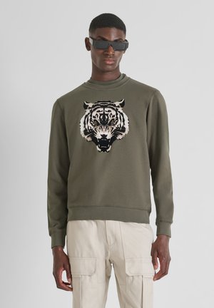 Sudadera verde oliva con cuello redondo y mangas largas, que presenta un gran gráfico de tigre en crema y negro en la parte frontal.