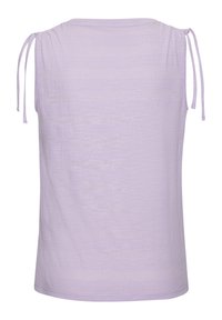 Ärmelloses, helllila Oberteil mit subtiler Struktur und verstellbaren Bindebändern an jeder Schulter, von hinten vor einem weißen Hintergrund abgebildet.